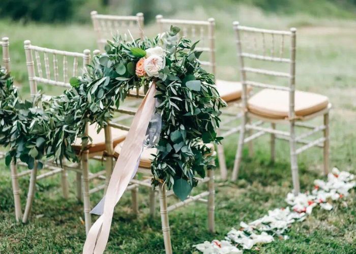 Characteristic Passageway Markers As Ceremony Decorations For Weddings