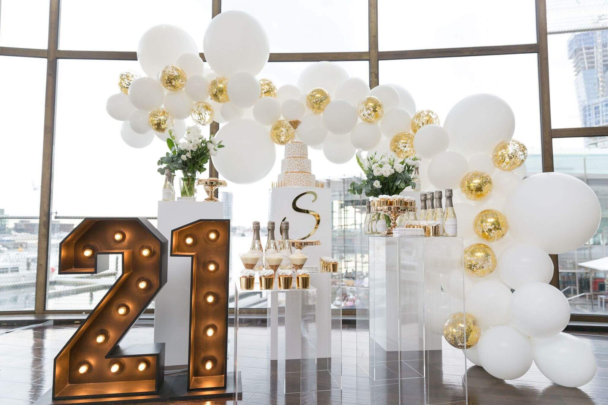 25+ Trendy And Festive Birthday Decorations For 21st